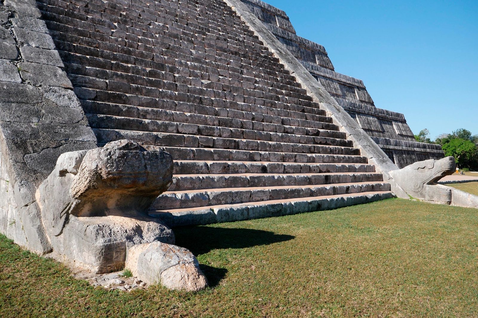 Cabezas de serpiente en la escalinata de Kukulkán