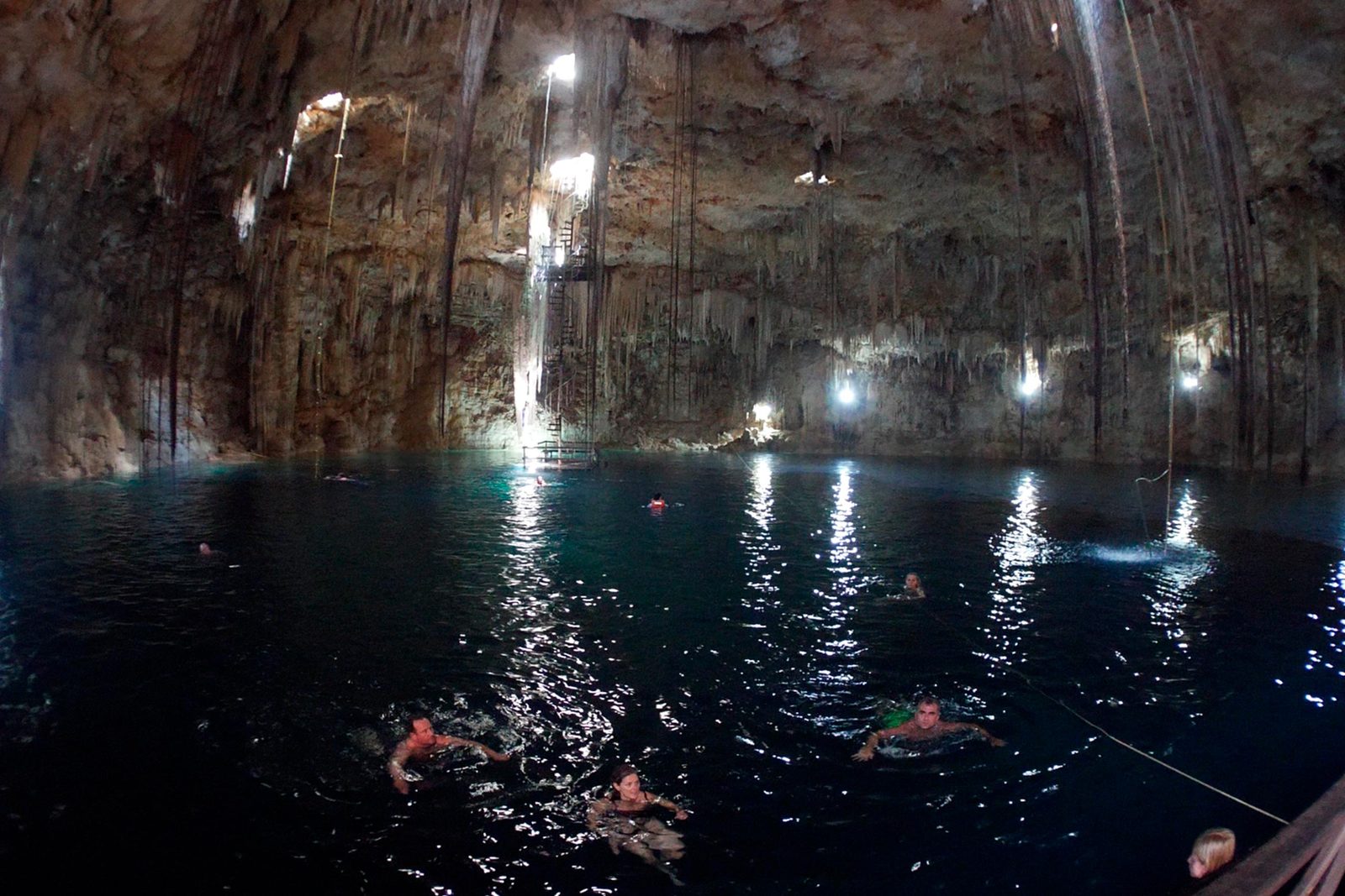 Cenote de aguas cristalinas con estalactitas