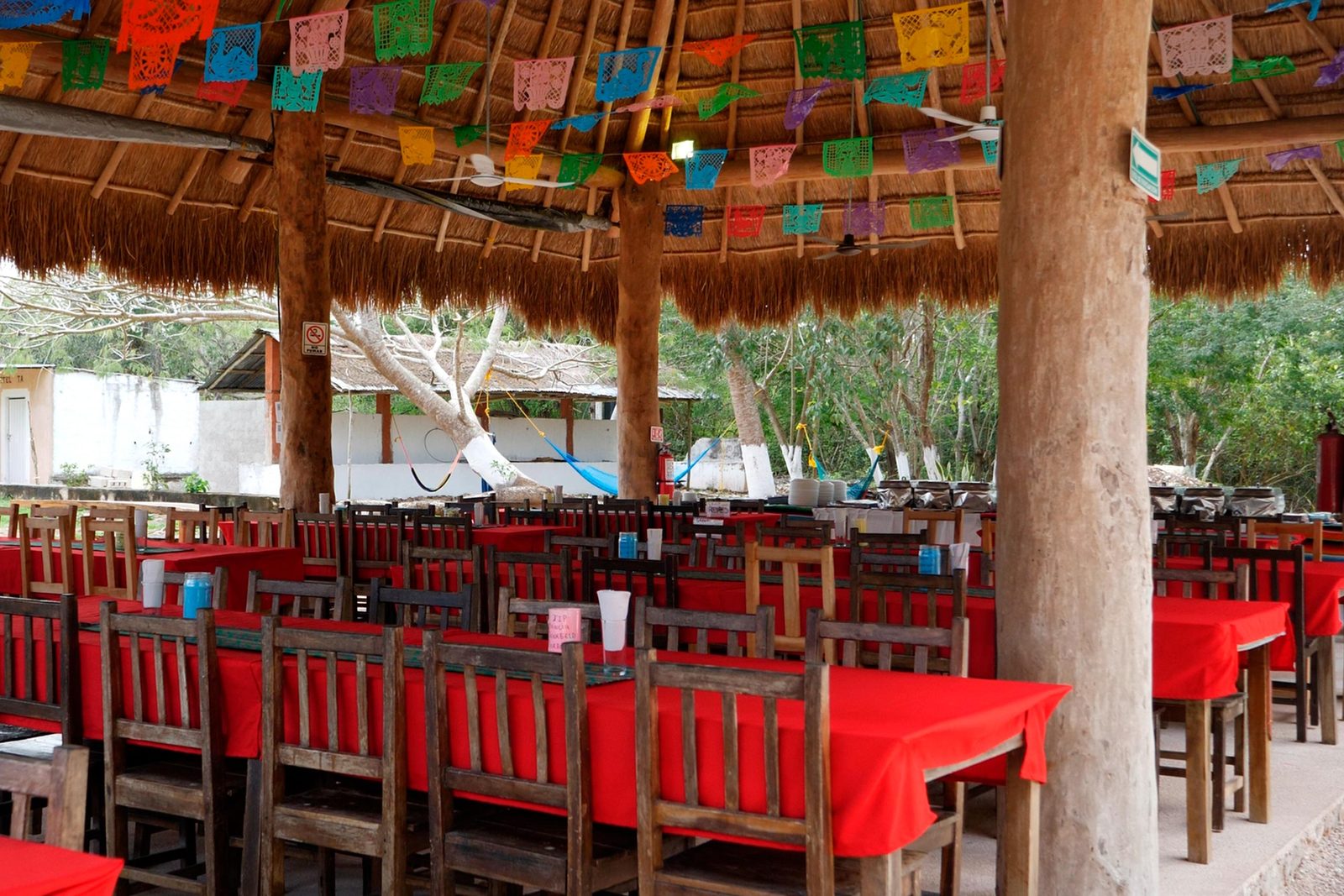 Restaurante de palapa con buffet de comida regional