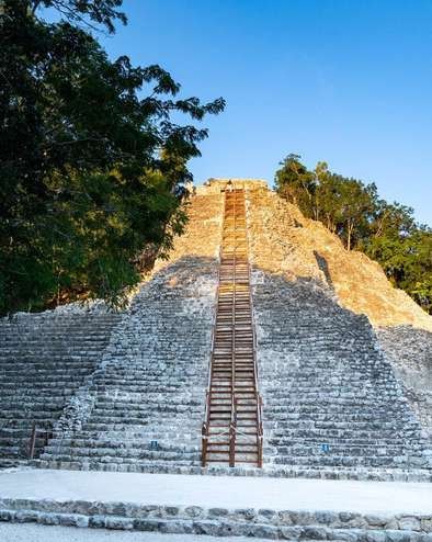Pirámide de Cobá en medio de la selva