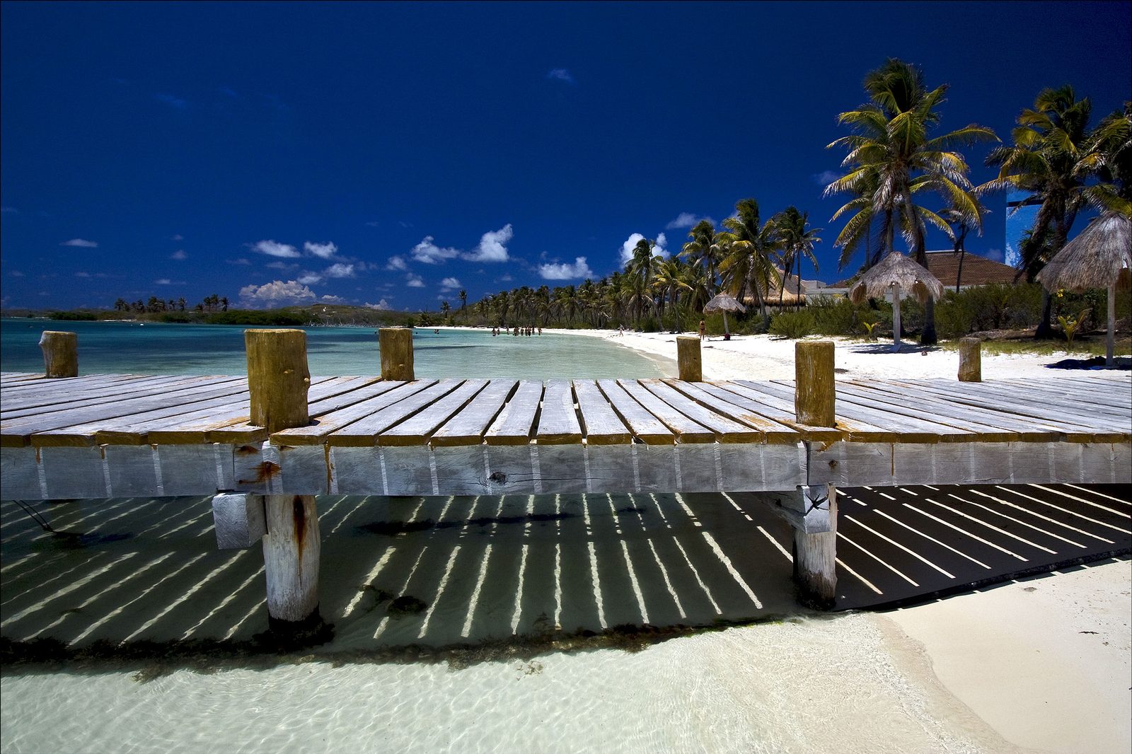 Embarcadero de Isla Contoy sobre agua cristalina