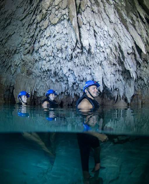 Exploración de caverna con agua cristalina en Hidden World