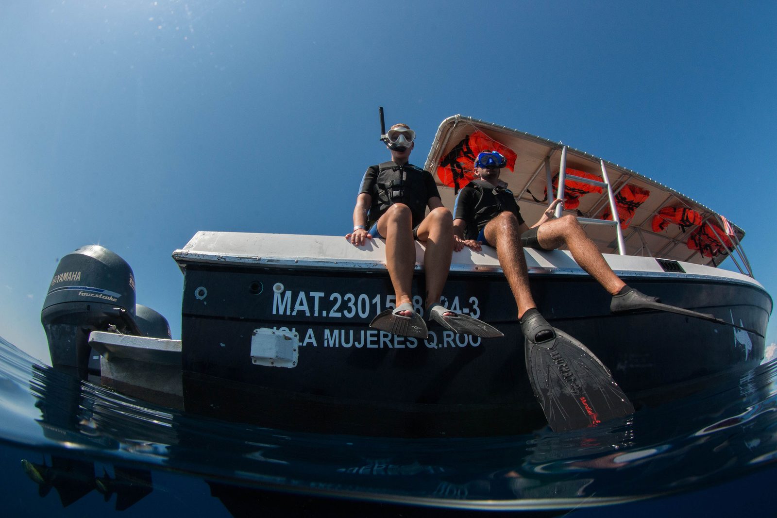 Snorkelistas listos para entrar al agua
